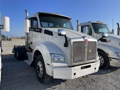 Kenworth T880 Day Cab Truck - Paccar 455HP, 12 Speed Amt