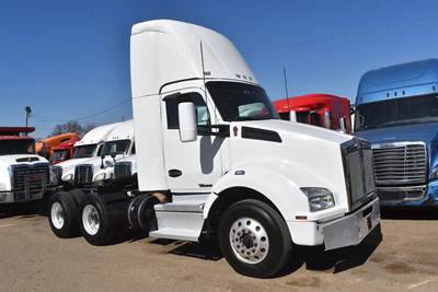 Kenworth T880 Day Cab Truck - Paccar 455HP, 10 Speed Ultrashift Amt