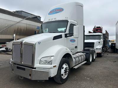 Kenworth T880 Day Cab Truck - Paccar 455HP, 10 Speed Ultrashift Amt