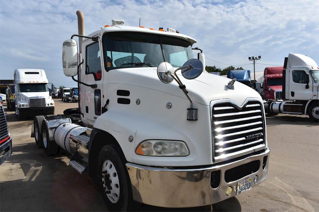 2011 Mack Pinnacle CXU613 Day Cab Truck MP8 415HP, 10 Speed Manual