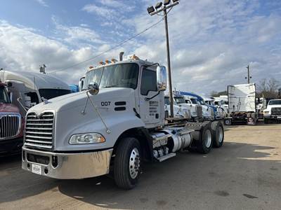 Mack Pinnacle CXU613 Day Cab Truck - MP7 425HP, 12 Speed I Shift Amt