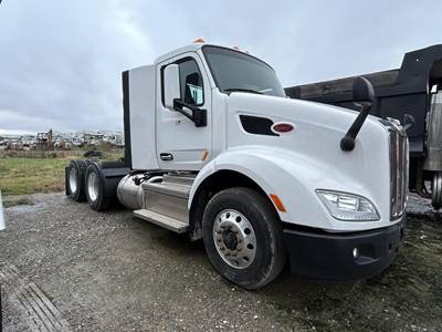 Peterbilt 579 Day Cab Truck - Paccar 400HP, Amt