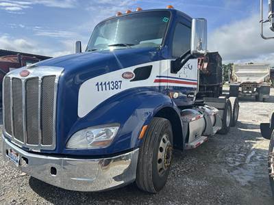 Peterbilt 579 Day Cab Truck - Paccar 455HP, 10 Speed Manual