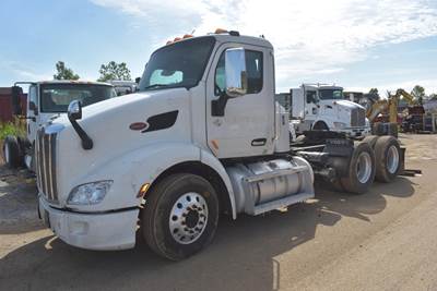 Peterbilt 579 Day Cab Truck - Paccar 450HP, 10 Speed Manual