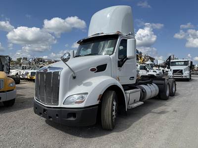 Peterbilt 579 Day Cab Truck - Paccar 455HP, 10 Speed Manual