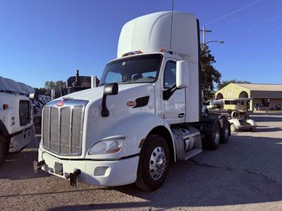 Peterbilt 579 Day Cab Truck - Paccar 455HP, 12 Speed Amt