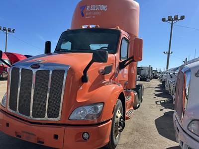Peterbilt 579 Day Cab Truck - Paccar 455HP, 12 Speed Amt