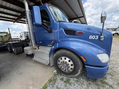 Peterbilt 579 Day Cab Truck - Paccar 455HP, 10 Speed Manual