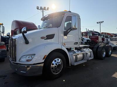 Peterbilt 579 Day Cab Truck - Paccar 455HP, 10 Speed Manual