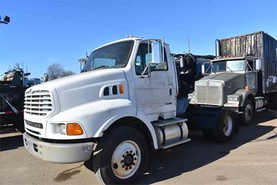 Sterling L8500 Single Axle Day Cab Truck - Caterpillar 330HP, 7 Speed Manual