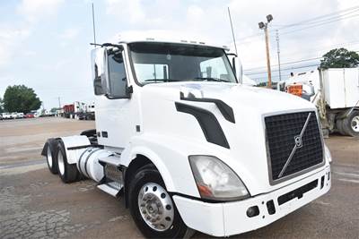 Volvo VNL64T300 Day Cab Truck - D13 405HP, 12 Speed I Shift Amt