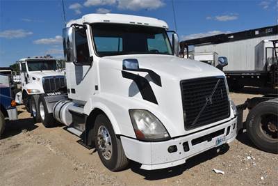 Volvo VNL62T300 Day Cab Truck - D13 375HP, 12 Speed I Shift Amt