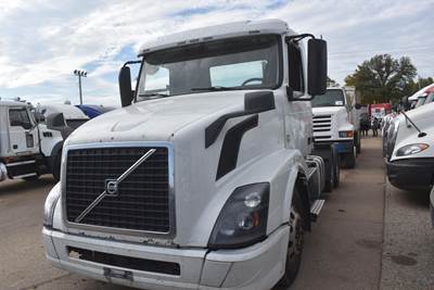 Volvo VNL62T300 Day Cab Truck - D11 425HP, 12 Speed Amt