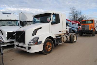 Volvo VNL42T300 Single Axle Day Cab Truck - Cummins 400HP