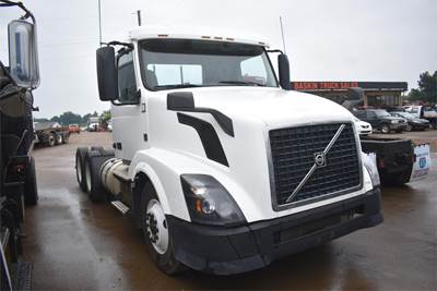 Volvo VNL64T300 Day Cab Truck - D13 425HP, 10 Speed Manual