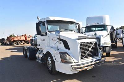 Volvo VNL64T300 Day Cab Truck - D13 425HP, 10 Speed Manual