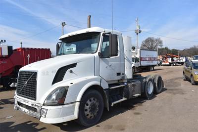 Volvo VNL64T300 Day Cab Truck - D13 425HP, 10 Speed Manual