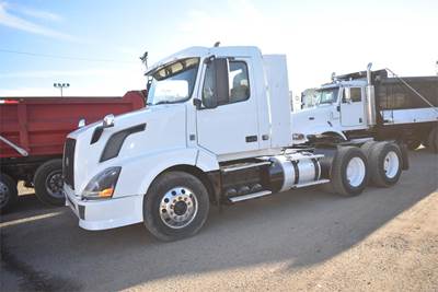 Volvo VNL64T300 Day Cab Truck - D13 435HP, 10 Speed Manual