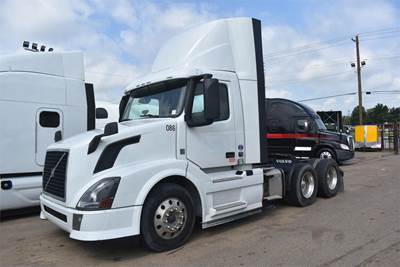 Volvo VNL64T300 Day Cab Truck - D13 425HP, 12 Speed I Shift Amt