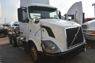 Volvo VNL64T300 Day Cab Truck - D13 425HP, 10 Speed Manual