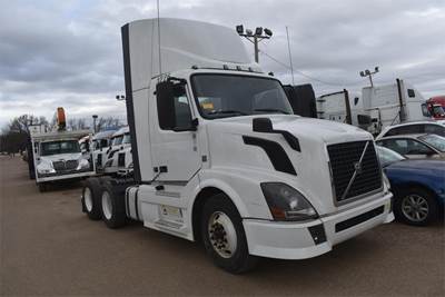 Volvo VNL64T300 Day Cab Truck - D13 425HP, 12 Speed I Shift Amt
