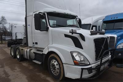 Volvo VNL64T300 Day Cab Truck - D13 425HP, 12 Speed I Shift Amt