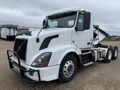 Volvo VNL64T300 Day Cab Truck - D13 425HP, 12 Speed I Shift Amt