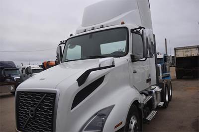 Volvo VNL64T300 Day Cab Truck - Cummins 425HP, 10 Speed Ultrashift Plus Amt