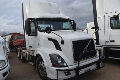 Volvo VNL64T300 Day Cab Truck - D13 425HP, 12 Speed I Shift Amt