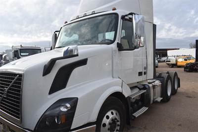 Volvo VNL64T300 Day Cab Truck - Cummins 450HP, 10 Speed Ultrashift Plus Amt