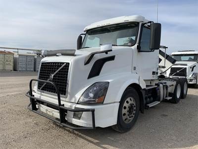 Volvo VNL64T300 Day Cab Truck - D13 425HP, 12 Speed I Shift Amt