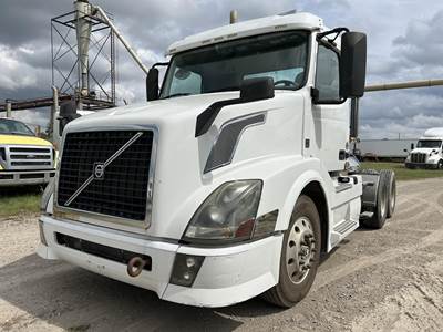 Volvo VNL64T300 Day Cab Truck - D13 435HP, 12 Speed Amt