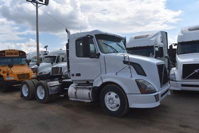 Volvo VNL64T300 Day Cab Truck - D12 425HP, 10 Speed Manual