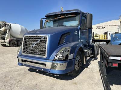 Volvo VNL64T300 Day Cab Truck - D12 465HP, 10 Speed Manual