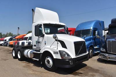 Volvo VNL64T300 Day Cab Truck - D13 435HP, 10 Speed Manual