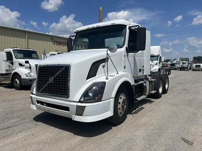 Volvo VNL64T300 Day Cab Truck - D13 405HP, 12 Speed Manual