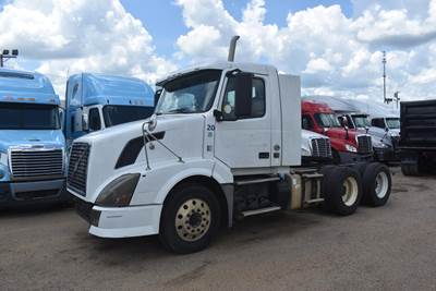 Volvo VNL64T300 Day Cab Truck - D13 405HP, 10 Speed Manual
