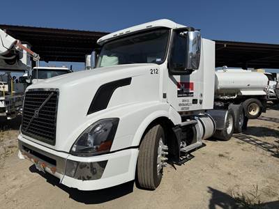 Volvo VNL64T300 Day Cab Truck - D11 405HP, 12 Speed Amt