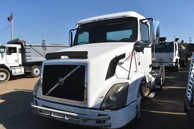 Volvo VNL64T300 Day Cab Truck - D13 425HP, 10 Speed Manual