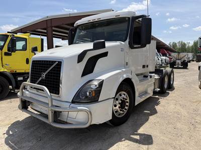 Volvo VNL64T300 Day Cab Truck - D13 425HP, 12 Speed Amt