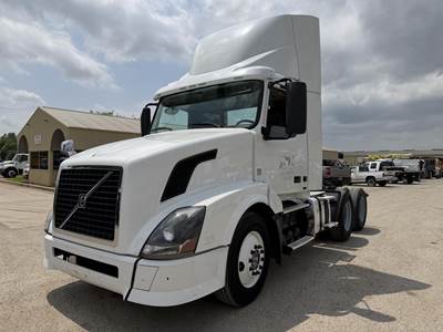 Volvo VNL64T300 Day Cab Truck - D13 405HP, 12 Speed I Shift Amt