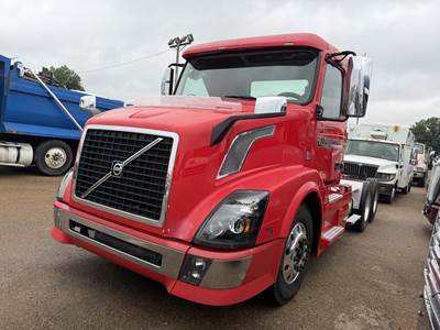 Volvo VNL64T300 Day Cab Truck - D13 435HP, 10 Speed Manual