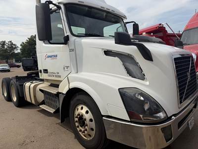 Volvo VNL64T300 Day Cab Truck - D13 405HP, 12 Speed I Shift Amt