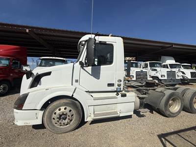Volvo VNL64T300 Day Cab Truck - D13 455HP, 12 Speed Amt