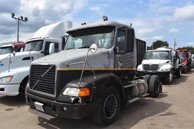 Volvo VNM42T200 Single Axle Day Cab Truck - D12 375HP, 10 Speed Manual