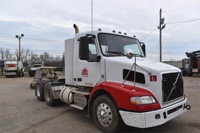 Volvo VNM64T200 Day Cab Truck - D11 395HP, 10 Speed Manual