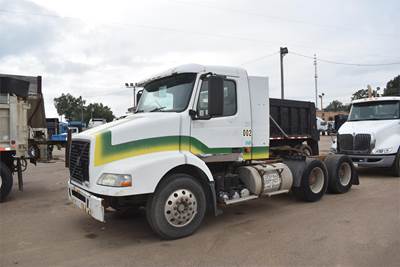 Volvo VNM64T200 Day Cab Truck - D12 425HP, 10 Speed Manual
