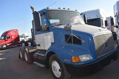 Volvo VNM64T200 Day Cab Truck - Detroit 370HP, Manual