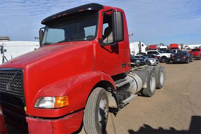 Volvo VNM64T200 Day Cab Truck - D12 395HP, 10 Speed Manual