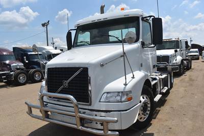 Volvo VNM64T200 Day Cab Truck - D13 405HP, 12 Speed I Shift Amt